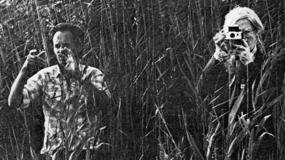 С 1976 по 1987 год художник надиктовывал по телефону своей подруге и ассистентке Пэт Хэкетт впечатления о прошедшем дне. В 2022 году мемуары легли в основу шестисерийного документального фильма Netflix «Дневники Энди Уорхола»&lt;br>
На фото: Энди Уорхол (справа) с режиссером Улли Ломмелем на съемках фильма «Кокаиновый ковбой», в котором художник сыграл самого себя, 1979 год