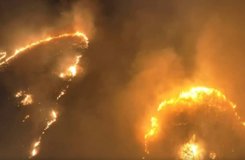 Вид с воздуха на лесной пожар в районе Кихеи на острове Мауи