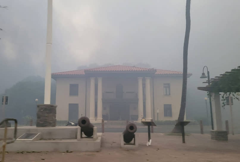 Здание суда Лахайны за пеленой дыма