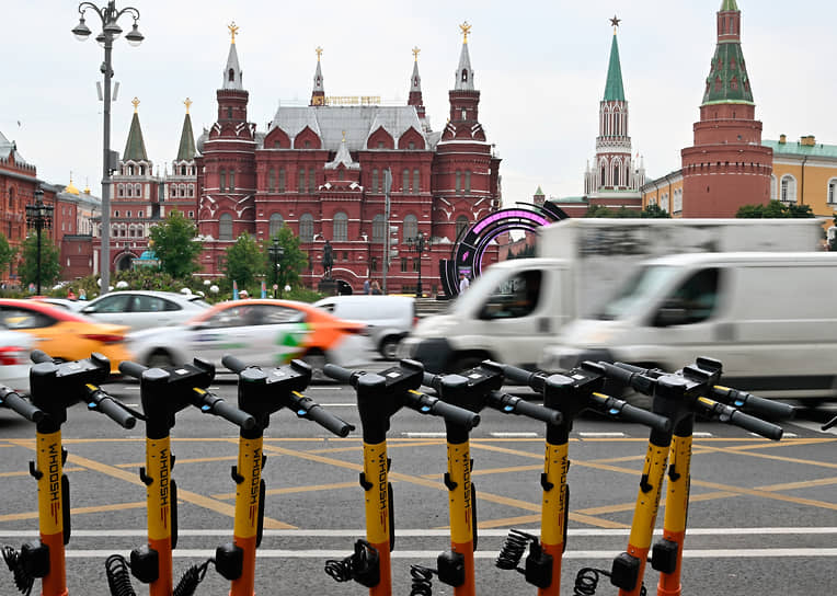 Москва. Парковка электросамокатов на фоне Исторического музея