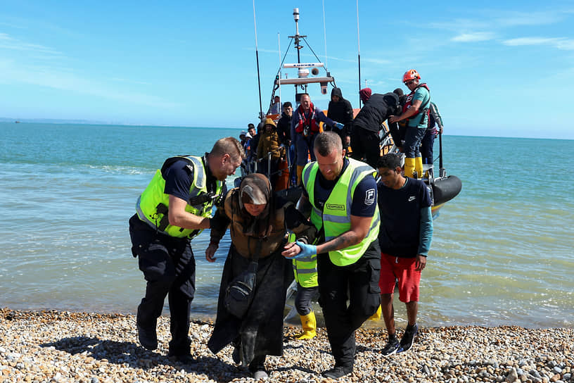 Дандженесс, Великобритания. Пожилой мигрантке помогают сойти на берег