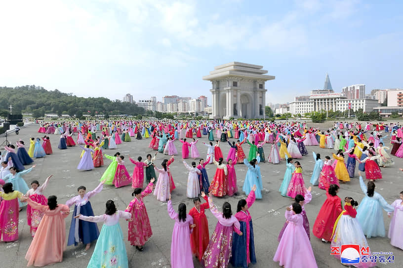Пхеньян, КНДР. Бал по случаю 78-й годовщины освобождения Кореи от японского колониального господства