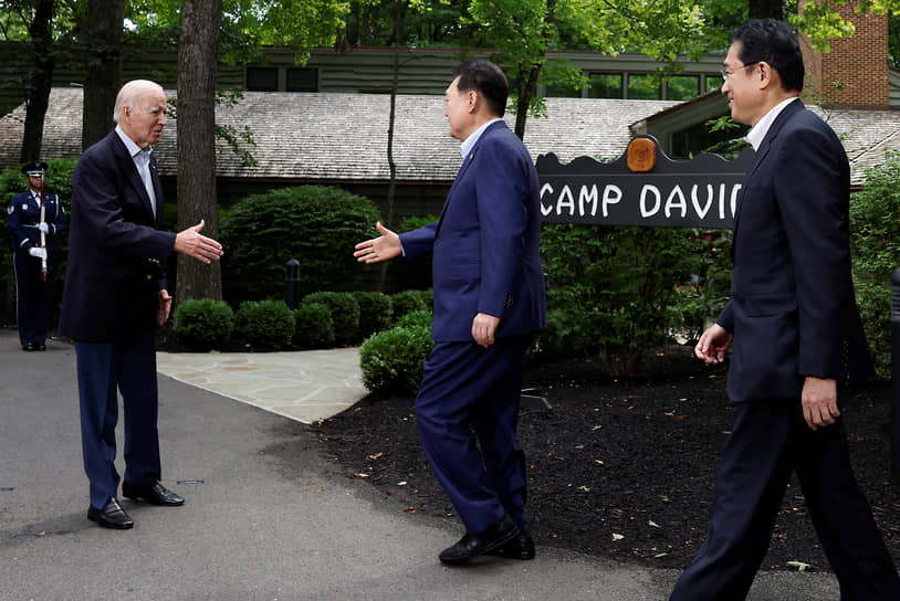 Президент США Джо Байден (слева) принимает президента Южной Кореи Юн Сок Ёля и премьер-министра Японии Фумио Кисиду
