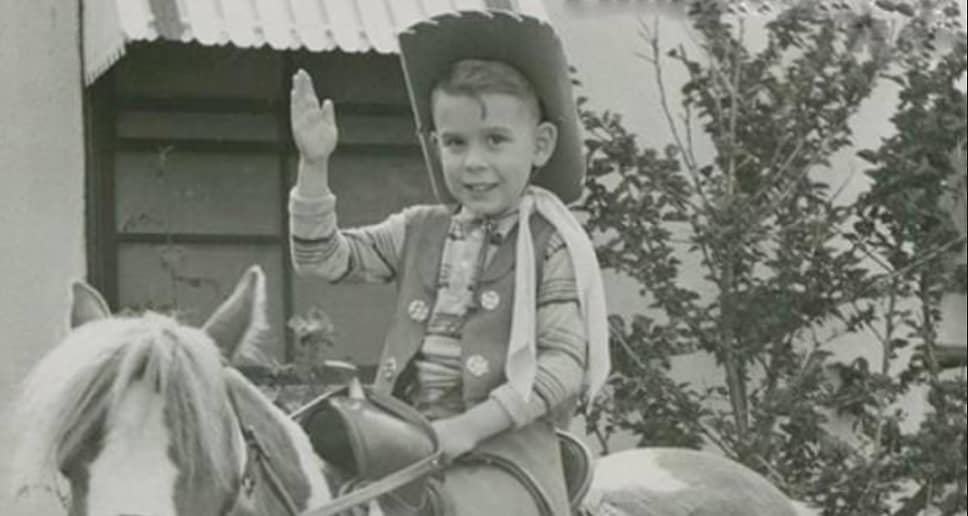 «Я боялся своих родителей, родственников и того места, где я вырос» &lt;br>
Тимоти (Тим) Уолтер Бёртон родился 25 августа 1958 года в Бербанке, пригороде Лос-Анджелеса. Семья жила рядом с кладбищем Вальгалла, где будущий режиссер часто гулял после школы. В детстве Бёртон был изгоем, отношения не складывались ни с ровесниками, ни с родителями. Свободное время мальчик предпочитал проводить в одиночестве: слушать панк-рок, рисовать и ходить в кино на ужастики