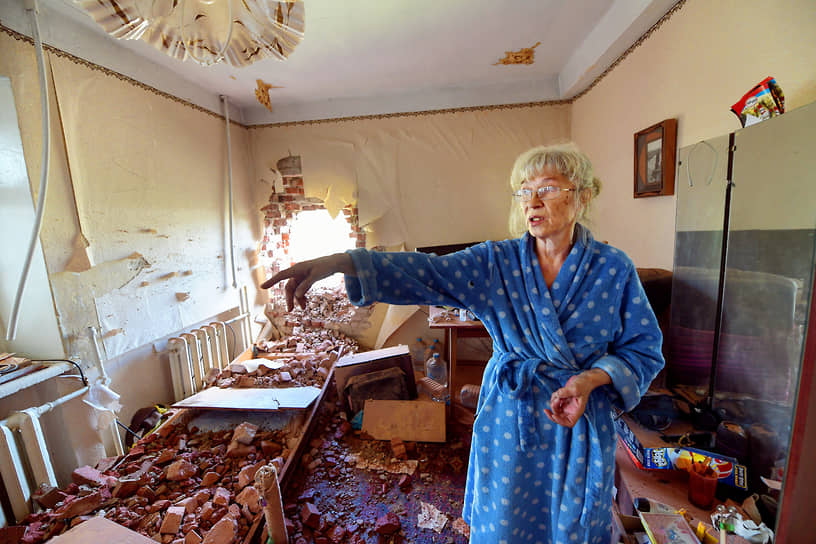 Донецк. Женщина осматривает дом после обстрела