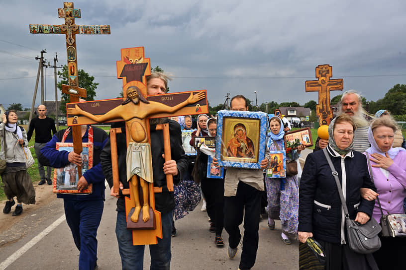 Православные верующие с иконами и хоругвями торжественно прошествовали крестным ходом вокруг монастыря
