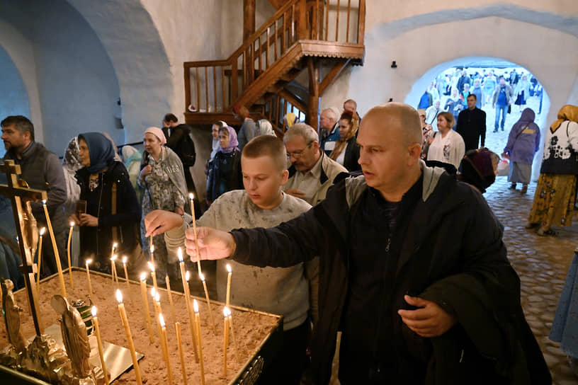 Верующие ставят свечи на канон за усопших родственников. Праздник Успения имеет особый смысл, который состоит в том, что смерть — не окончание земного бытия, а начало новой жизни в вечности