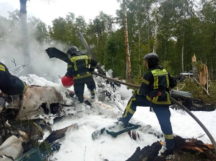 Тушение пожара на месте крушения вертолета в Челябинской области 