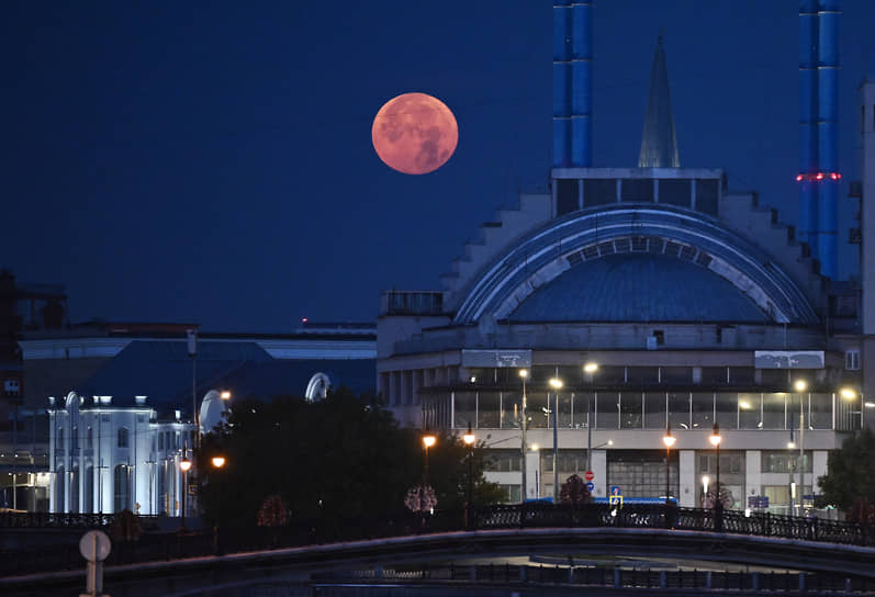 Москва, Россия. Суперлуние над Домом культуры «ГЭС-2»