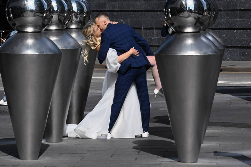 Москва. Молодожены позируют для свадебной фотосессии