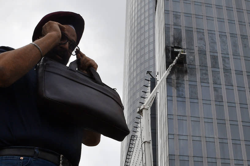Москва. Последствия попадания беспилотника в строящееся здание «Москва-Сити»