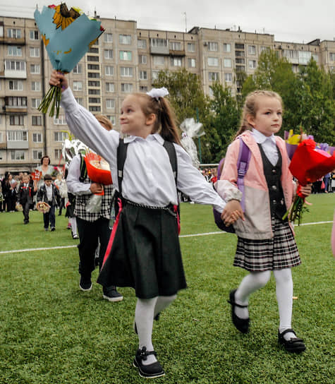Первоклассницы петербургской школы №341 несут букеты цветов для учительницы