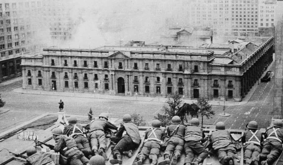 Штурм расположенного в центре Сантьяго дворца Ла-Монеда стал кульминацией путча 11 сентября 1973 года