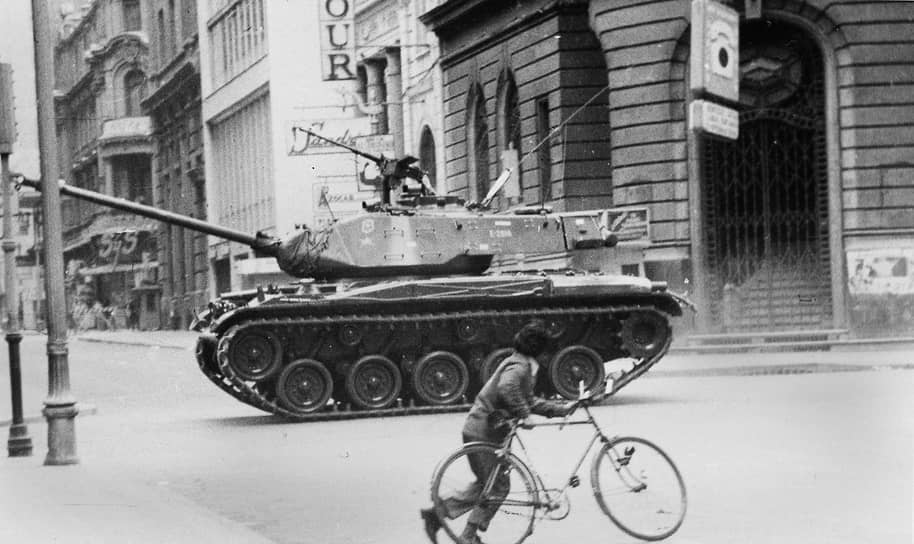Чилийские военные дружно поддержали генерала Аугусто Пиночета (на фото: танк движется по направлению к дворцу Ла-Монеда)