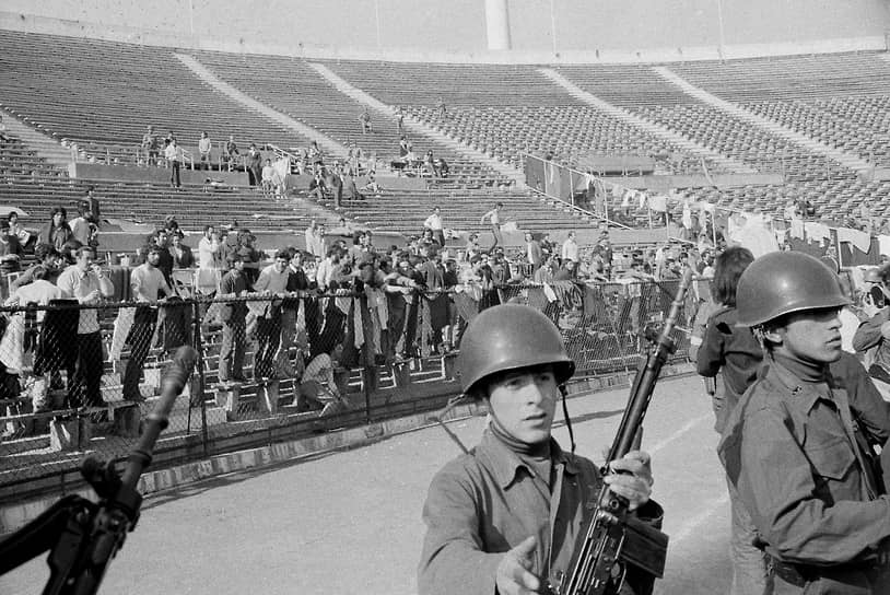 Многих задержанных в Сантьяго с 12 сентября свозили на стадион «Чили» и на Национальный стадион, ставшие концентрационными лагерями