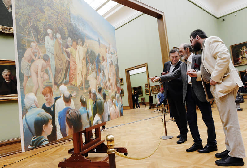 Художник Эрик Булатов (второй справа) на церемонии передачи своей работы «Картина и зрители» Третьяковской галерее, 2017 год