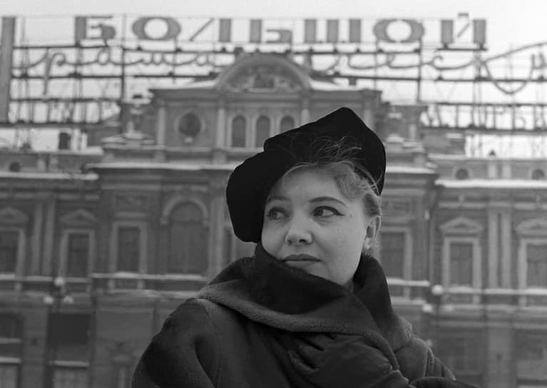 Татьяна Доронина родилась 12 сентября 1933 года в Ленинграде (ныне — Санкт-Петербург). Отец актрисы воспитывался в семье старообрядцев-выкрестов, но в молодости перебрался в город и выучился на повара: «Всю жизнь отец прожил по заветам старой веры. До конца дней не пил и не курил. Несмотря на то что всегда работал, как говорят, &quot;при кухне&quot;, никогда не своровал ни крошки»