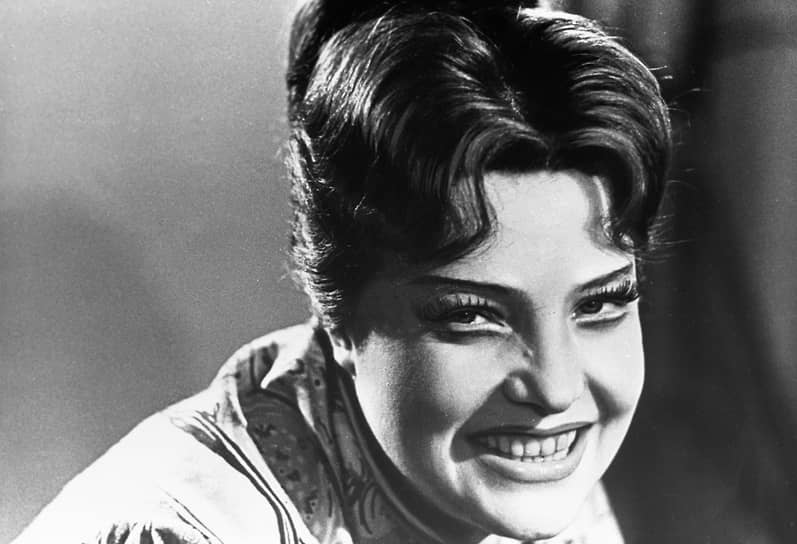 «Я всегда — кошка без хозяина» &lt;br>
В 1956 году Татьяна Доронина окончила Школу-студию имени Немировича-Данченко и попала по распределению в Волгоградский областной драматический театр имени Горького. Но проработала там только один неполный сезон