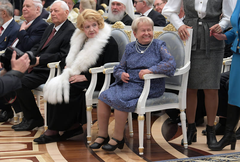 В январе 2019 года Татьяна Доронина в последний раз сыграла главную роль в спектакле «Васса Железнова» во МХАТе имени Горького. С тех пор она почти не появляется в театре и на публике. Редким исключением стала церемония вручения ей ордена «За заслуги перед Отечеством» I степени в Кремле &lt;br>
На фото справа налево: композитор Александра Пахмутова, Татьяна Доронина, почетный председатель Госсовета Дагестана Магомедали Магомедов и сенатор от Белгородской области Николай Рыжков в Кремле, 2019 год