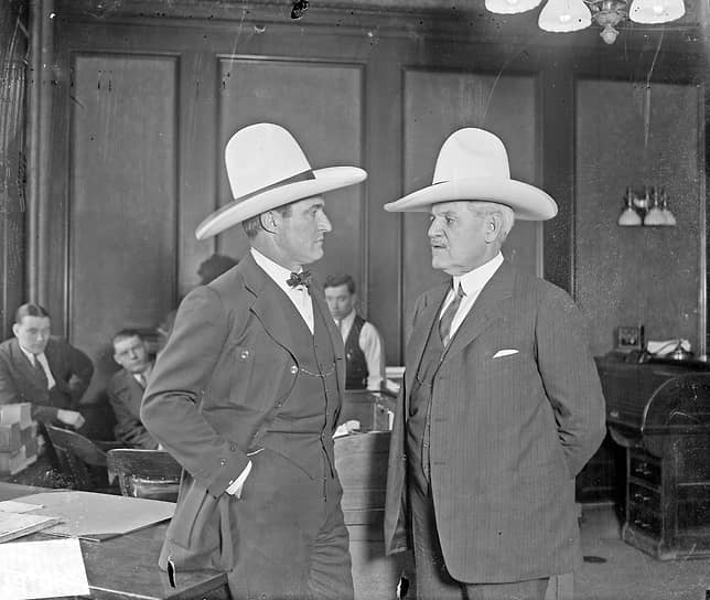 Уильям Девер (справа), мэр Чикаго в 1923 — 1927 годах. Пик пивных войн пришелся на период его пребывания в должности