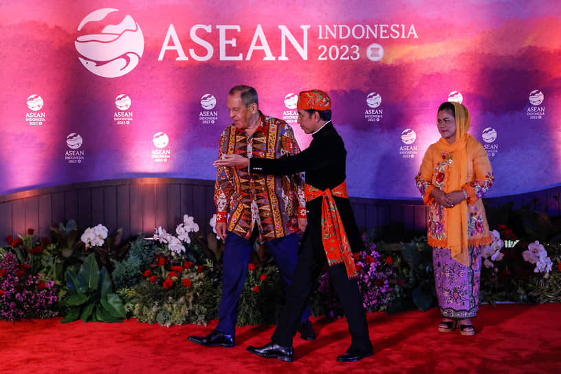 Глава МИД РФ Сергей Лавров (слева), президент Индонезии Джоко Видодо и первая леди Ириана