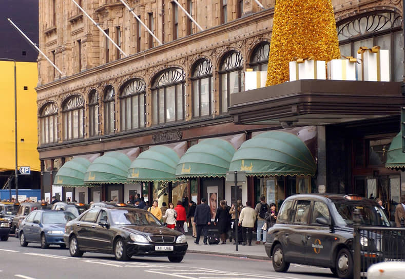 После покупки аль-Файедом универмага Harrods разразился скандал с одновременным разоблачением бизнесмена