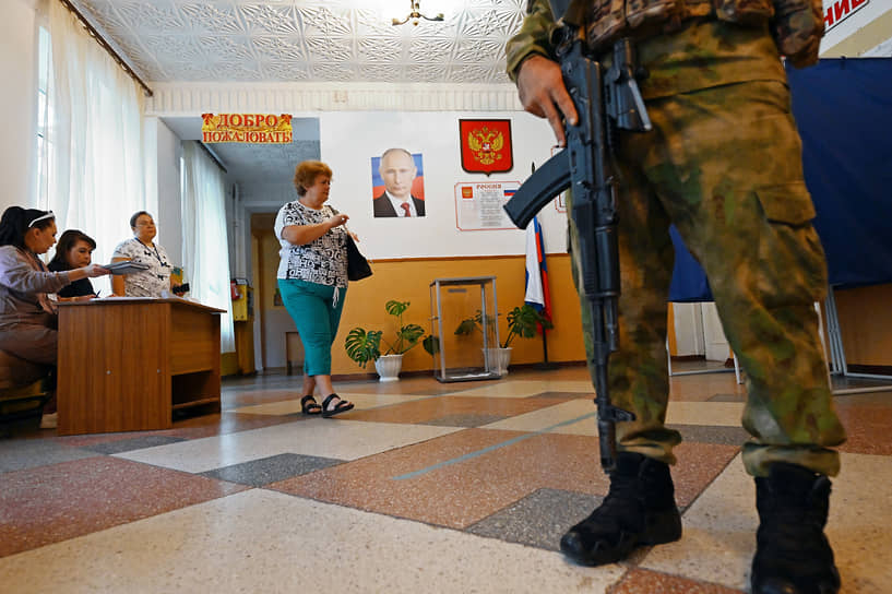 Донецк. Мужчина с автоматом на избирательном участке