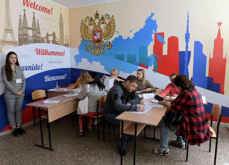 Горловка. Члены избирательной комиссии на участке в Специализированной школе №1 и избиратели