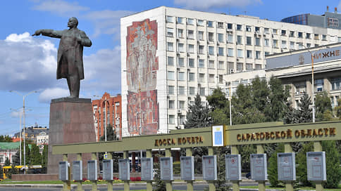 Огней так много неродных на улицах Саратова // Городские депутаты просят жителей сообщать об иностранных вывесках