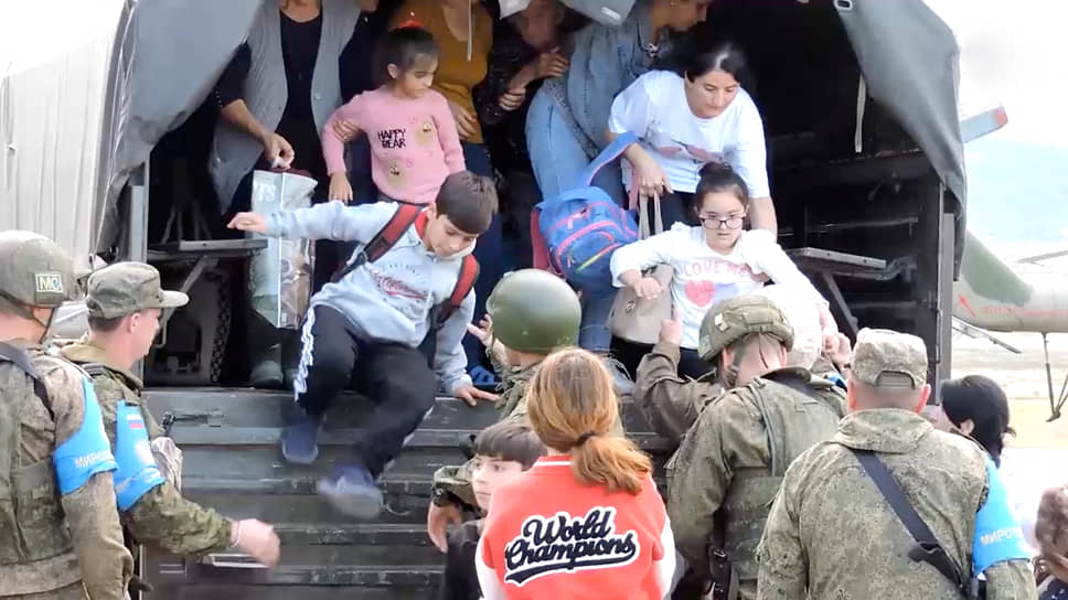 Российские миротворцы эвакуируют местных жителей из Нагорного Карабаха