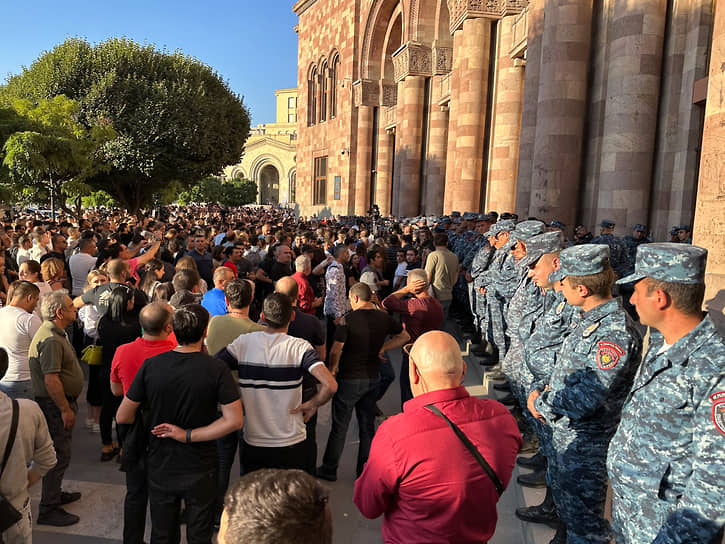 Тысячи жителей Еревана вышли на митинг у здания правительства из-за ситуации в Карабахе