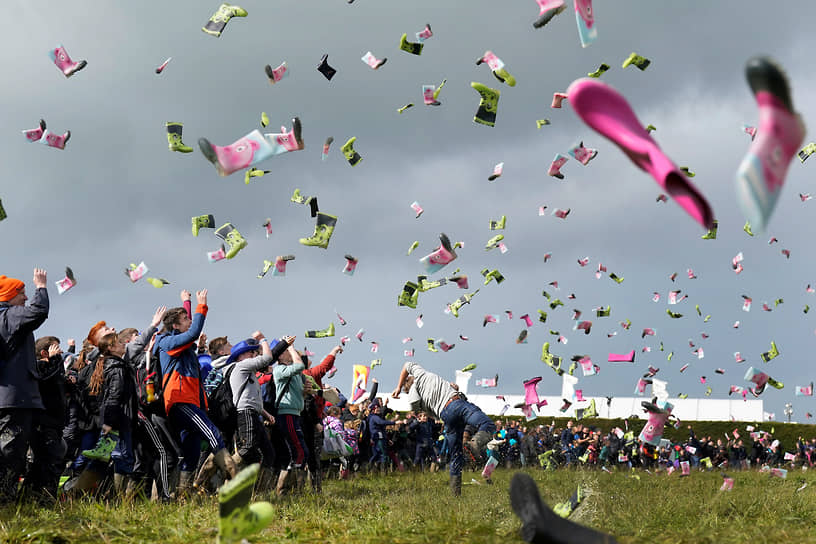 Лиишь, Ирландия. 995 человек пытаются установить рекорд Гиннесса по подбрасыванию резиновых сапогов на чемпионате по пахоте