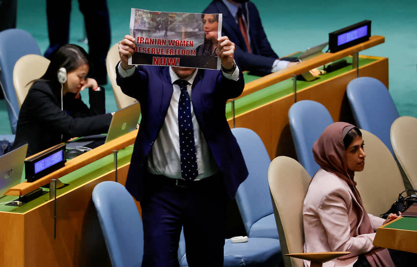 Нью-Йорк, США. Посол Израиля в ООН Гилад Эрдан держит плакат в поддержку иранских женщин после выступления президента Ирана Эбрахима Раиси перед Генассамблеей организации