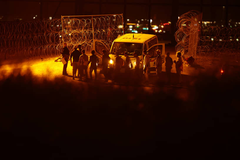 Сьюдад-Хуарес, Мексика. Мигранты собираются у стены на берегу реки Рио-Браво, по которой проходит граница с США