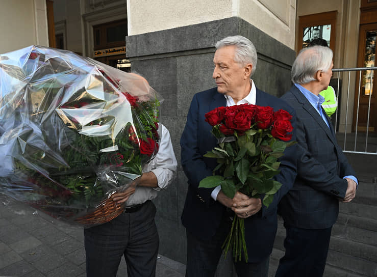 Председатель Совета легенд Ночной хоккейной лиги Александр Якушев (в центре)