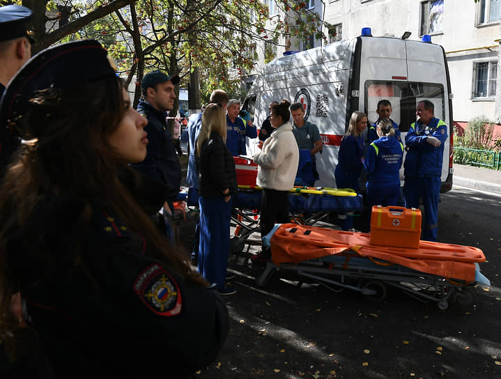 Жильцы первого и второго этажей эвакуировались из окон самостоятельно, остальных эвакуировала служба спасения