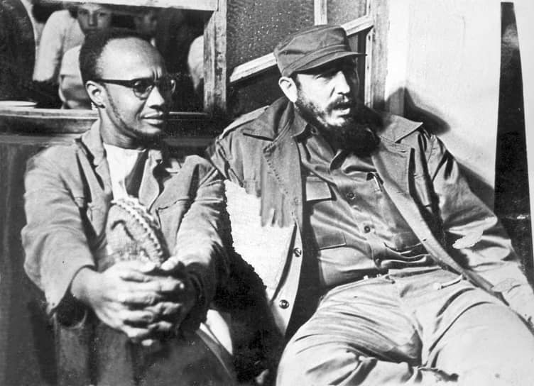 Амилкар Кабрал с лидером кубинской революции Фиделем Кастро. Куба наряду с СССР и ЧССР тоже внесла свой вклад в борьбу с португальским колониализмом в Африке