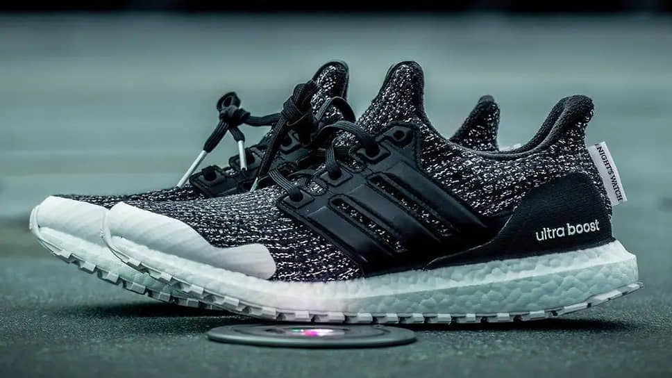 В преддверии выхода финального сезона Adidas выпустили коллекцию кроссовок Ultra Boost ’Game of Thrones’. Каждая пара посвящена определенному клану персонажей  фантастической саги