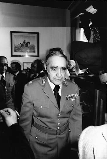 Генерал Антониу ди Спинола возглавил Португалию после бескровного военного переворота  25 апреля 1974 года.