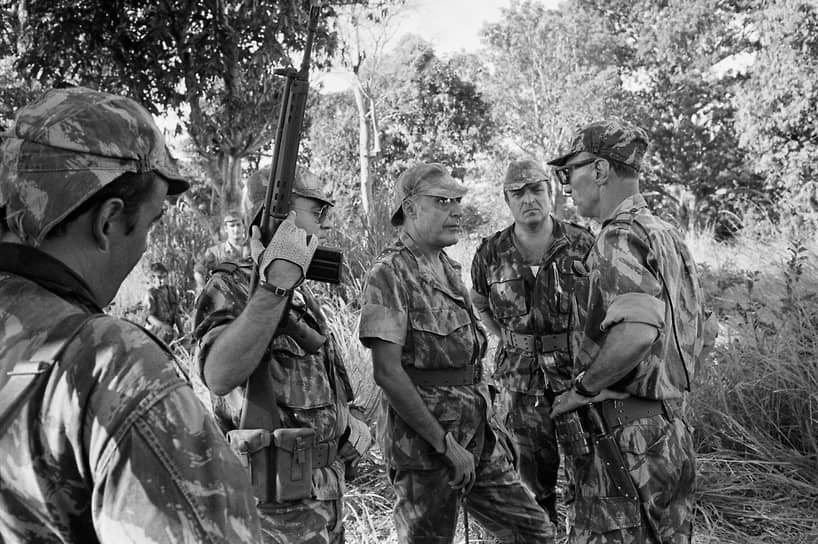 Генерал Антониу ди Спинола (в центре) разговаривает с солдатами в джунглях Португальской Гвинеи
