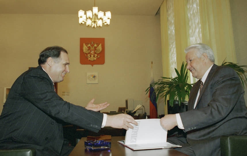 Первый президент России Борис Ельцин (справа) и председатель ЦИК РФ Николай Рябов в 1996 году