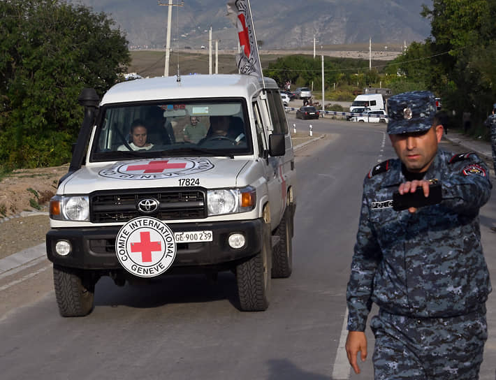 Автомобиль Международного Комитета Красного Креста и сотрудник полиции на приграничном блок-посту в  Корнидзоре