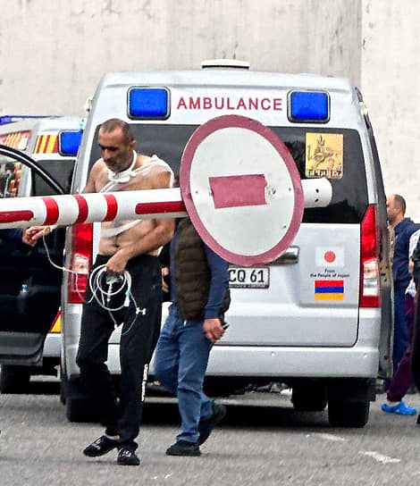 Раненые из Нагорного Карабаха на территории медицинского центра в Горисе