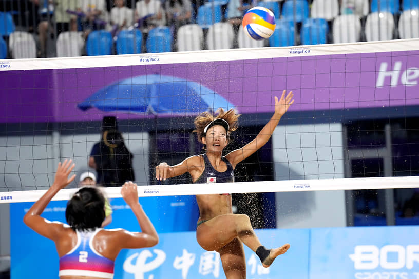 Нинбо, Китай. Матч по пляжному волейболу между сборными Японии и Филиппин на XIX Летних Азиатских играх