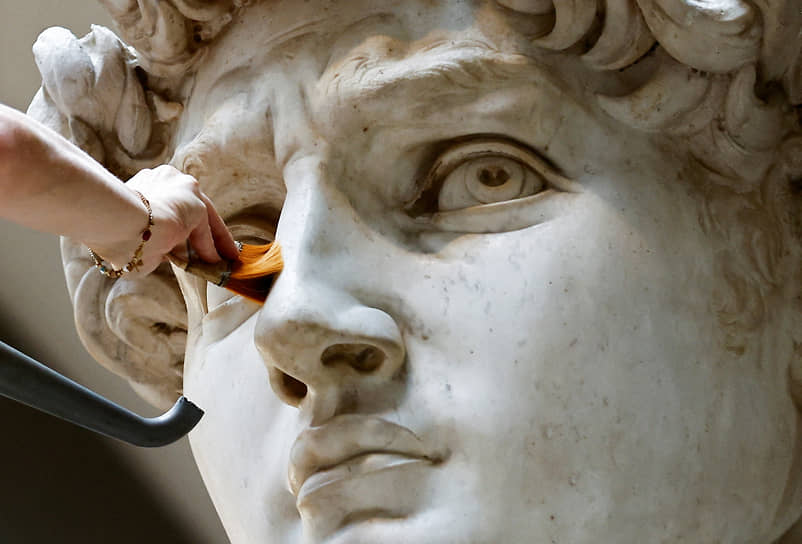 Флоренция, Италия. Реставратор очищает статую Давида работы Микеланджело