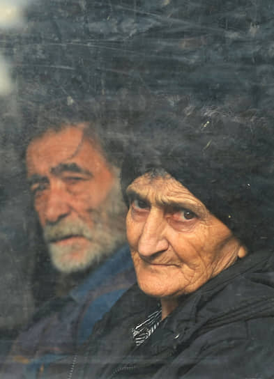 Степанакерт. Жители Нагорного Карабаха в автобусе на выезде из города 