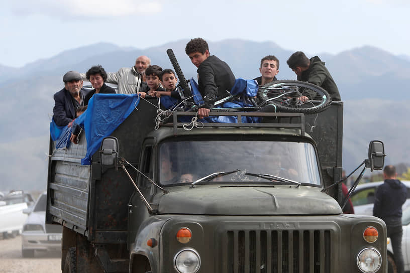 Жители Нагорного Карабаха едут на грузовике в село Корнидзор в Сюникской области Армении