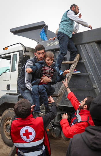 Еврокомиссия призвала страны Евросоюза готовиться к массовому исходу беженцев из Карабаха, а также выделила €5 млн неправительственным организациям в регионе для поддержки вынужденных переселенцев&lt;br>
На фото: беженцы по прибытии в пункт временного размещения