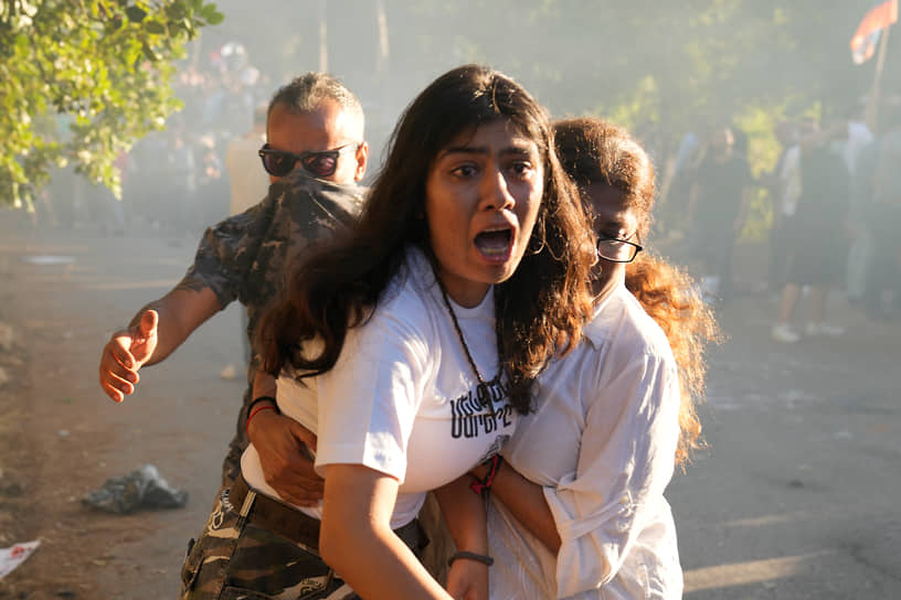 Бейрут, Ливан. Полицейские разгоняют слезоточивым газом армян, протестующих у здания посольства Азербайджана против действий в Нагорном Карабахе