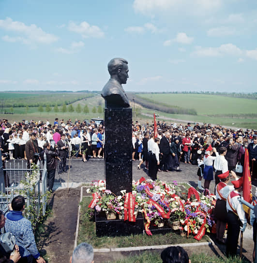 Церемония открытия памятника Василию Сухомлинскому в селе Павлыш